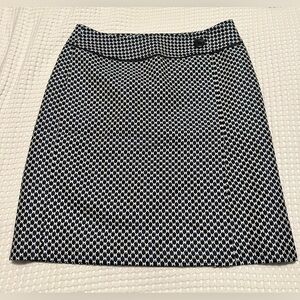 Ann Taylor Black and White Houndstooth Pencil Skirt petites 
Size 8P